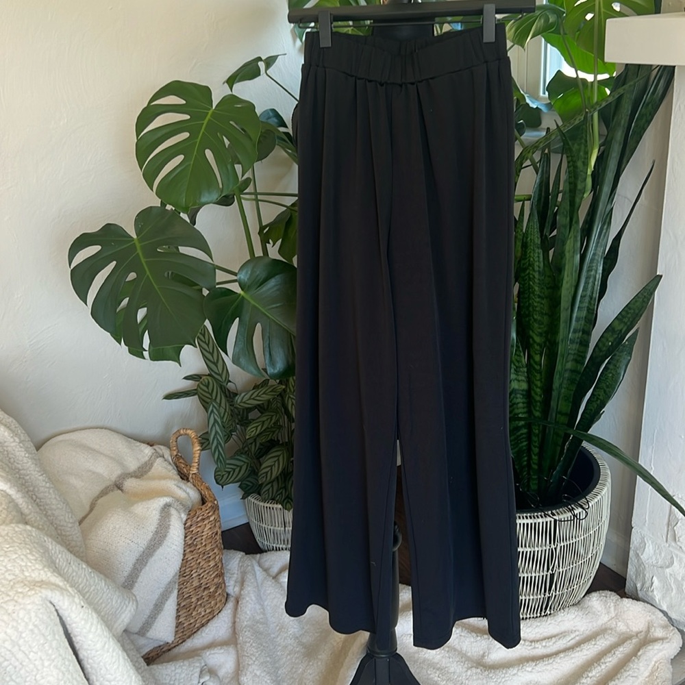 Black wide leg elastic band waist casual pant. Great for travel!